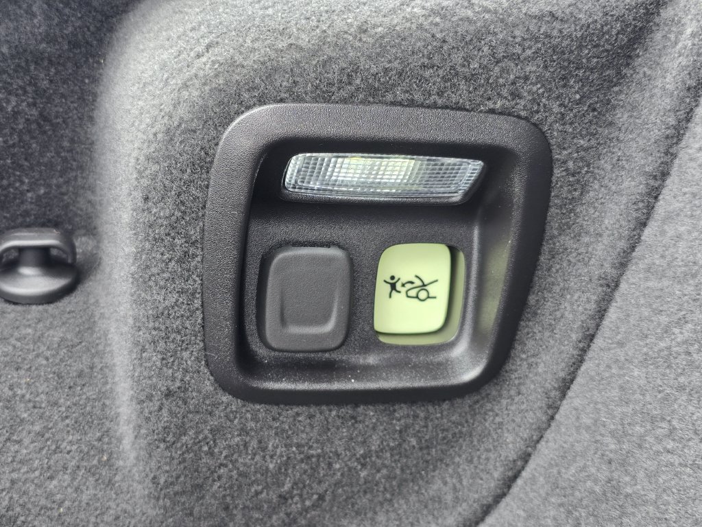 Used 2024 Chevrolet Corvette Stingray Coupe w/ Battery Protection Package RWD image 15
