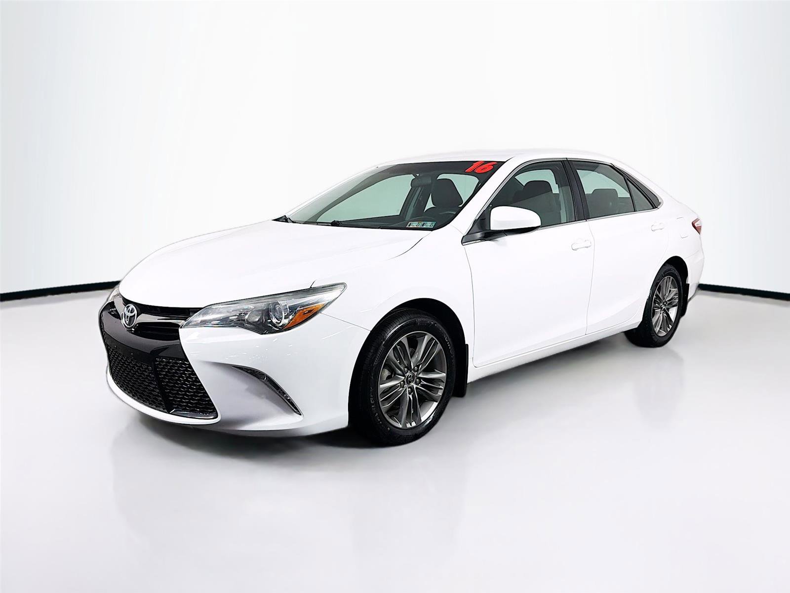Used 2016 Toyota Camry SE FWD image 3