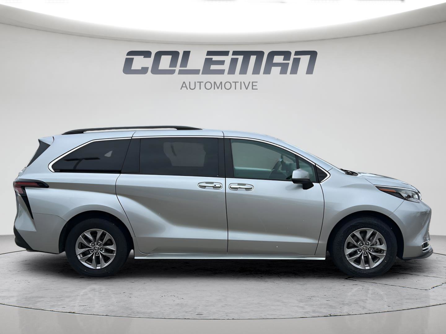 Used 2024 Toyota Sienna XLE FWD image 6