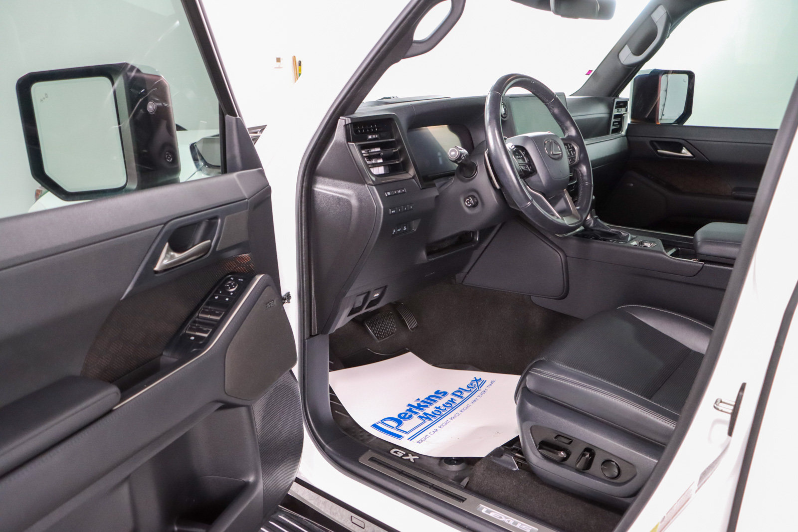 Used 2024 Lexus GX 550 w/ Accessory Package (31) AWD/4WD image 3