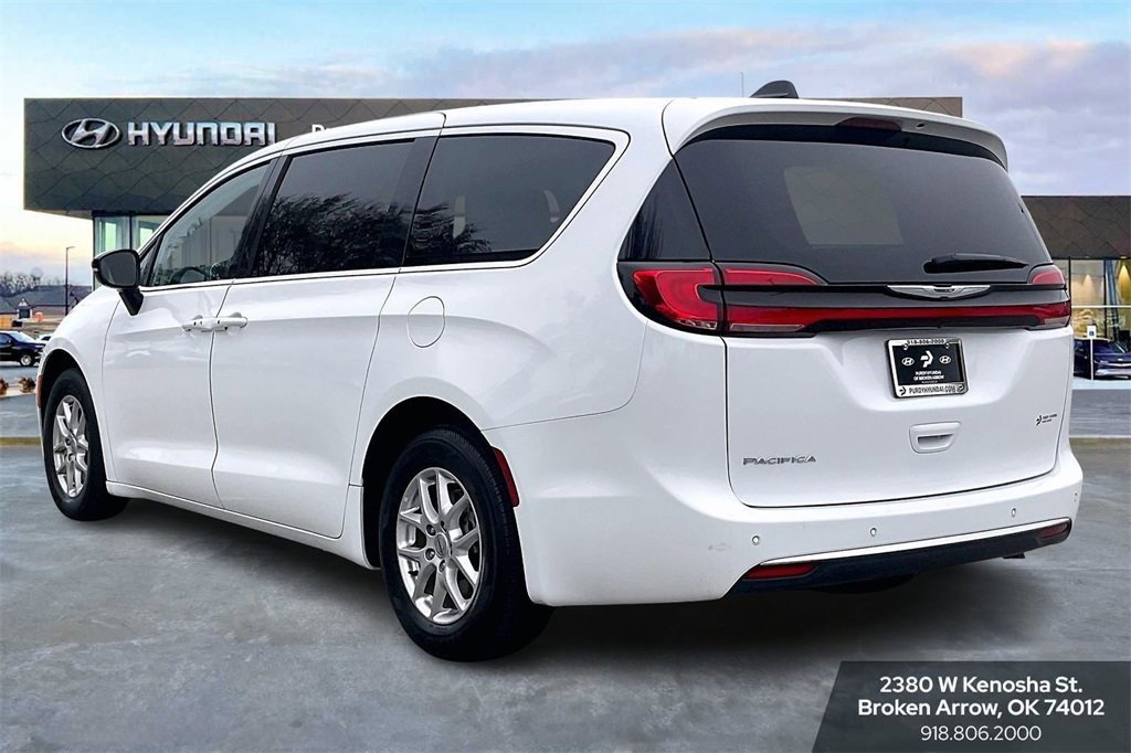 Used 2024 Chrysler Pacifica Touring-L image 6