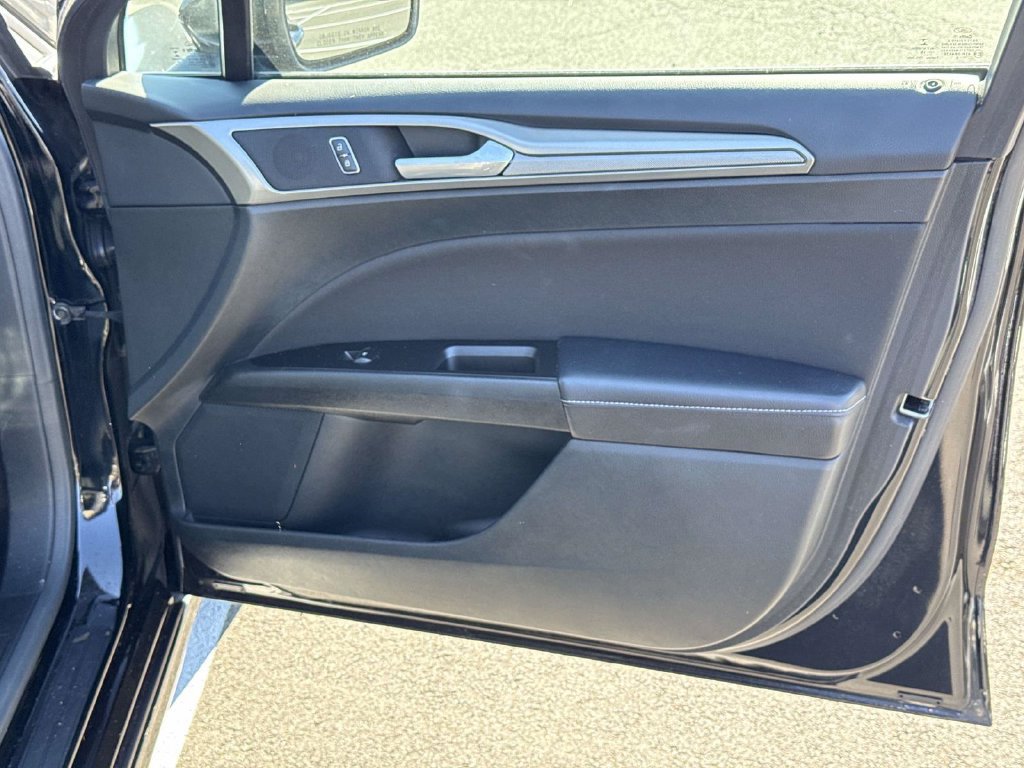 Used 2017 Ford Fusion SE FWD image 25