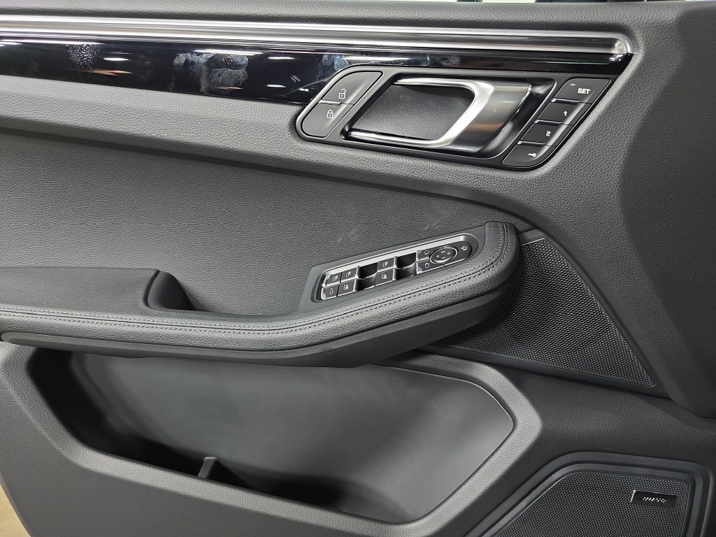 Certified 2026 Porsche Macan AWD/4WD image 22
