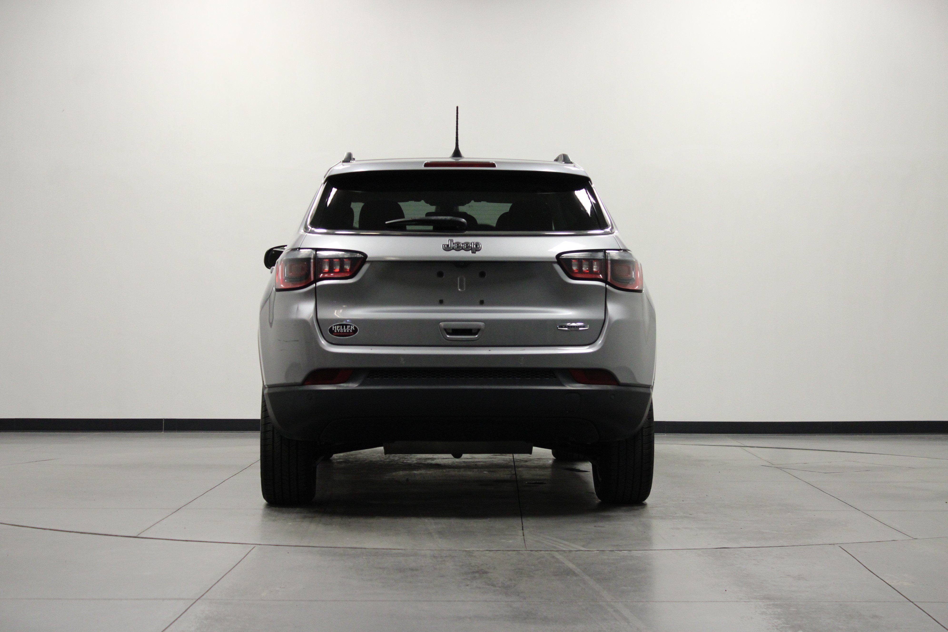 Used 2018 Jeep Compass Latitude w/ Popular Equipment Group FWD image 5