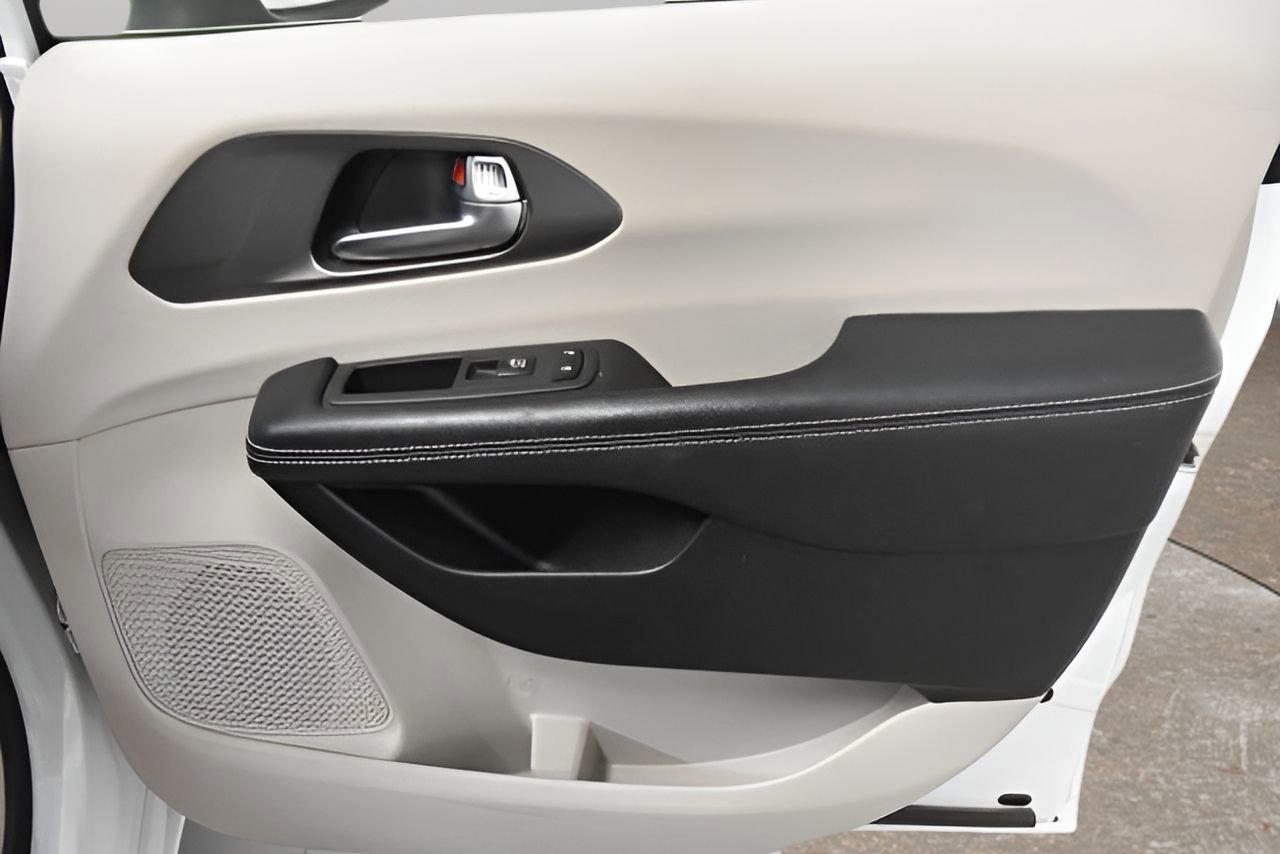 Used 2023 Chrysler Pacifica Touring-L image 13
