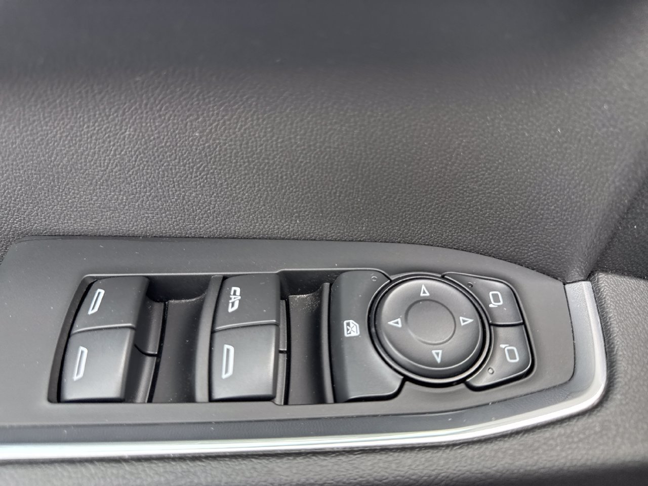 Used 2024 Chevrolet Silverado 1500 LT Trail Boss w/ Convenience Package II AWD/4WD image 16
