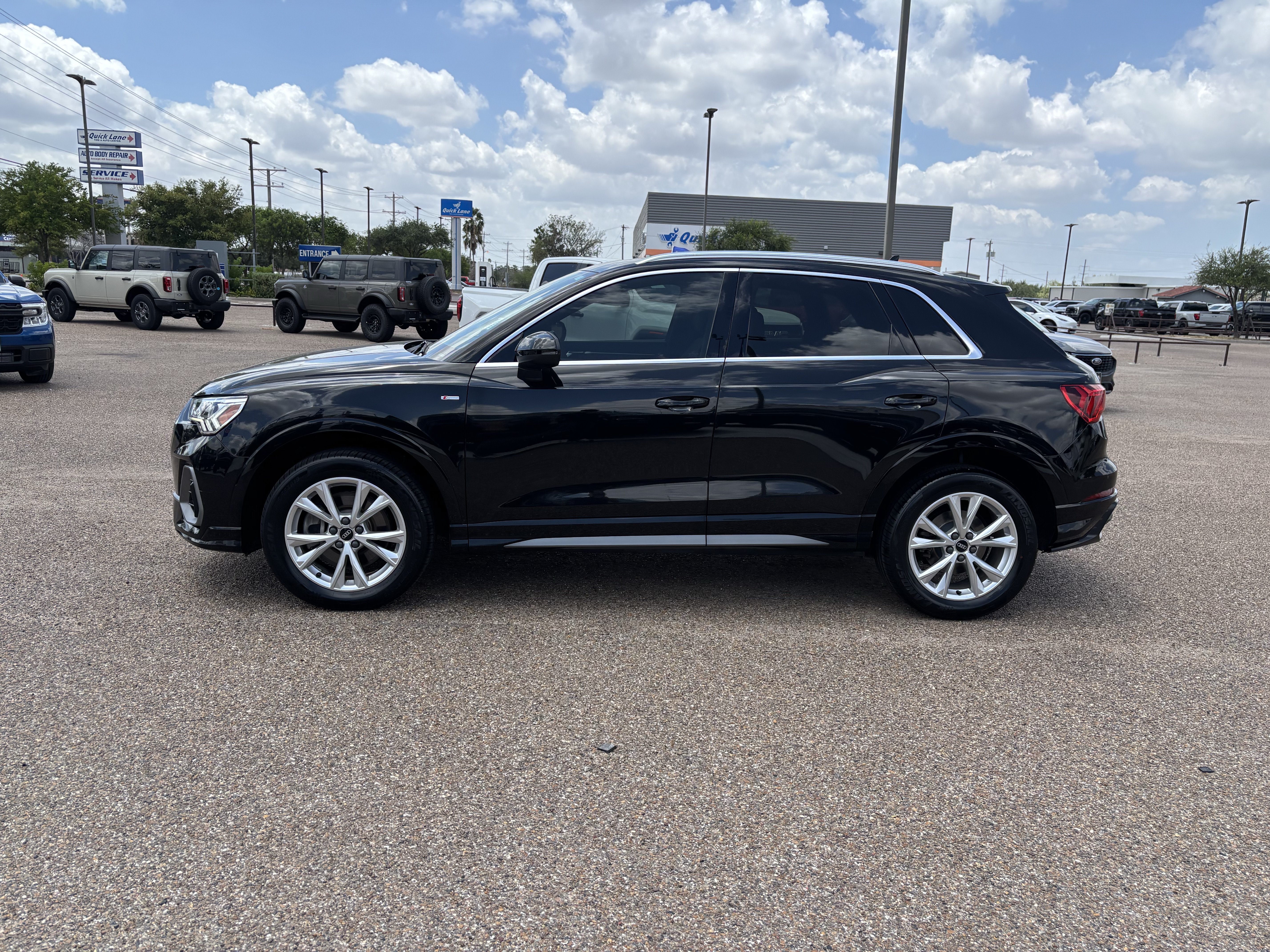 Used 2022 Audi Q3 2.0T Premium Plus w/ Premium Plus Package AWD/4WD image 2
