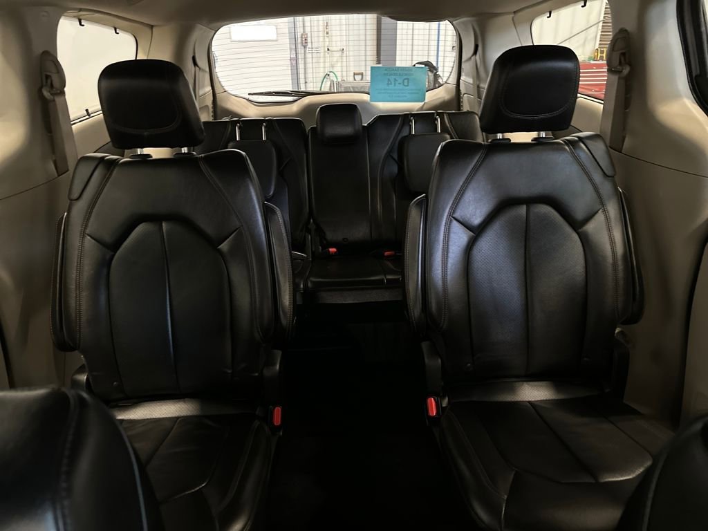 Used 2020 Chrysler Pacifica Touring-L FWD image 33