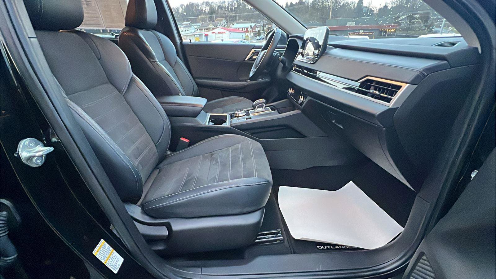 Used 2024 Mitsubishi Outlander SE image 13