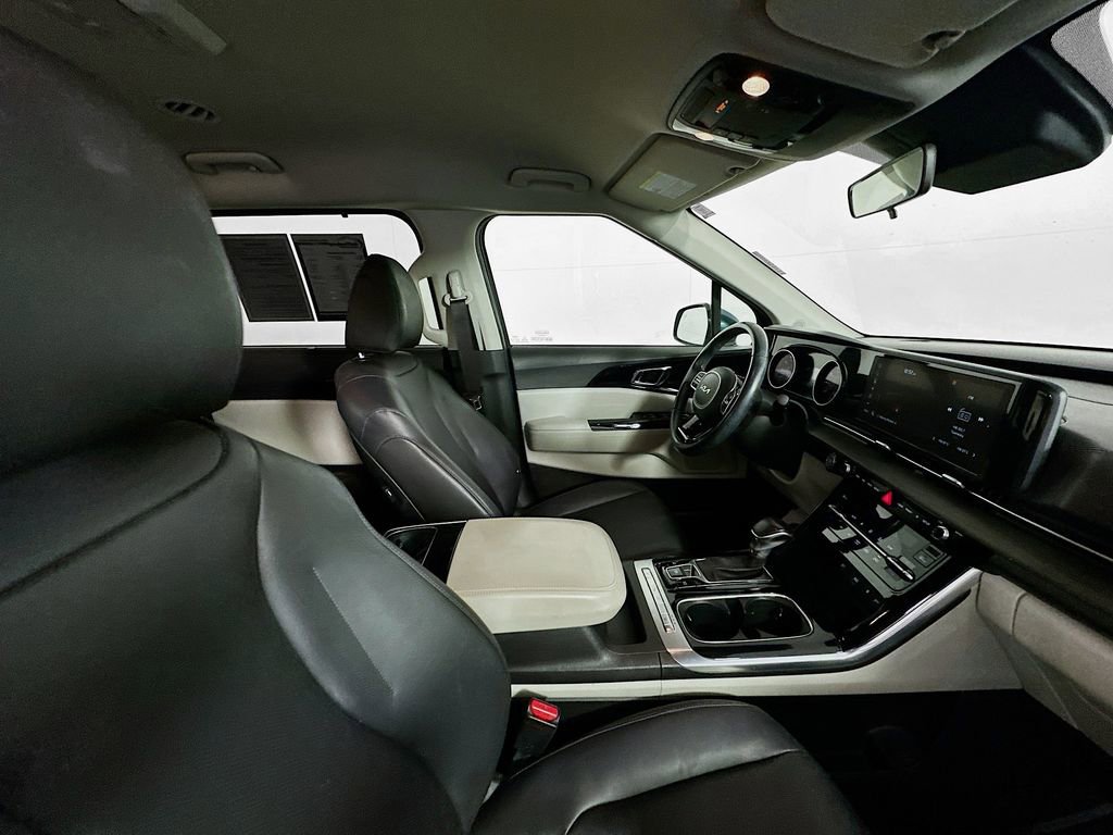 Used 2022 Kia Carnival EX image 31