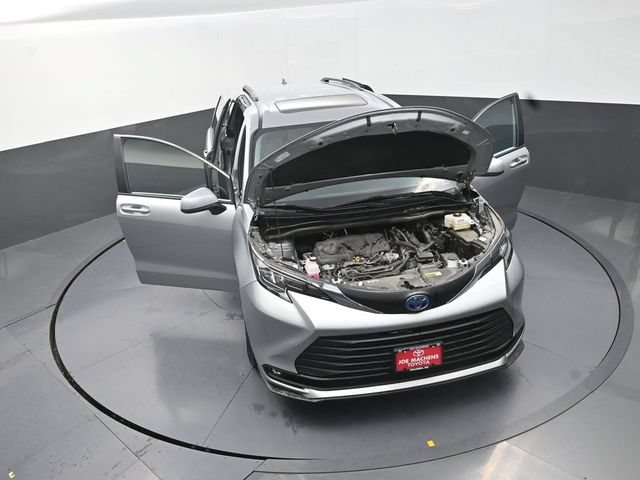 Used 2025 Toyota Sienna XLE FWD image 39