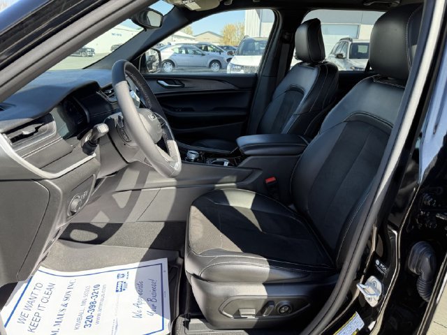 Used 2023 Jeep Grand Cherokee Altitude AWD/4WD image 12