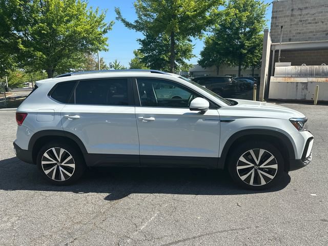 Used 2023 Volkswagen Taos SE w/ Panoramic Sunroof Package FWD image 4