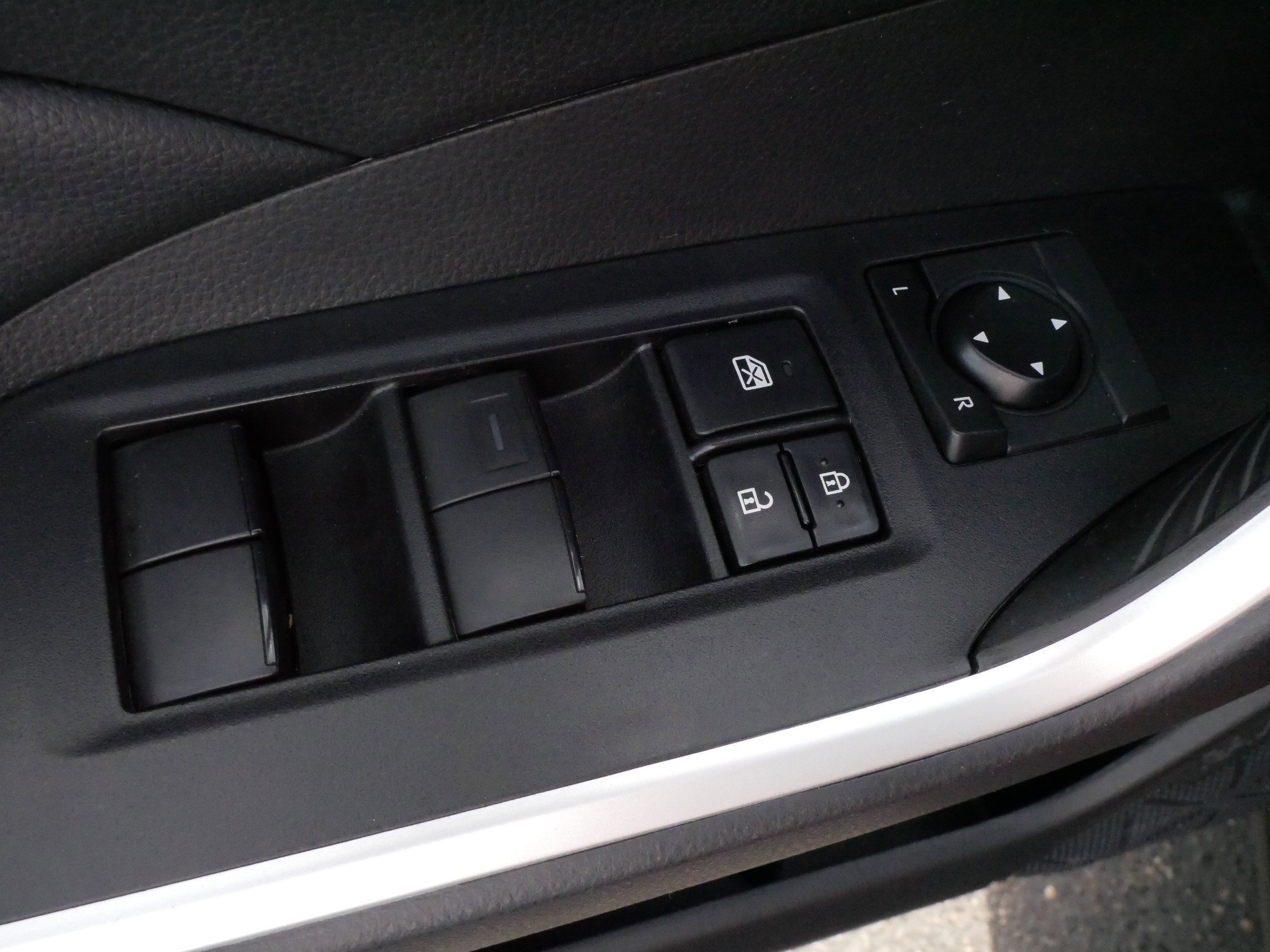 Used 2021 Toyota RAV4 LE AWD/4WD image 19