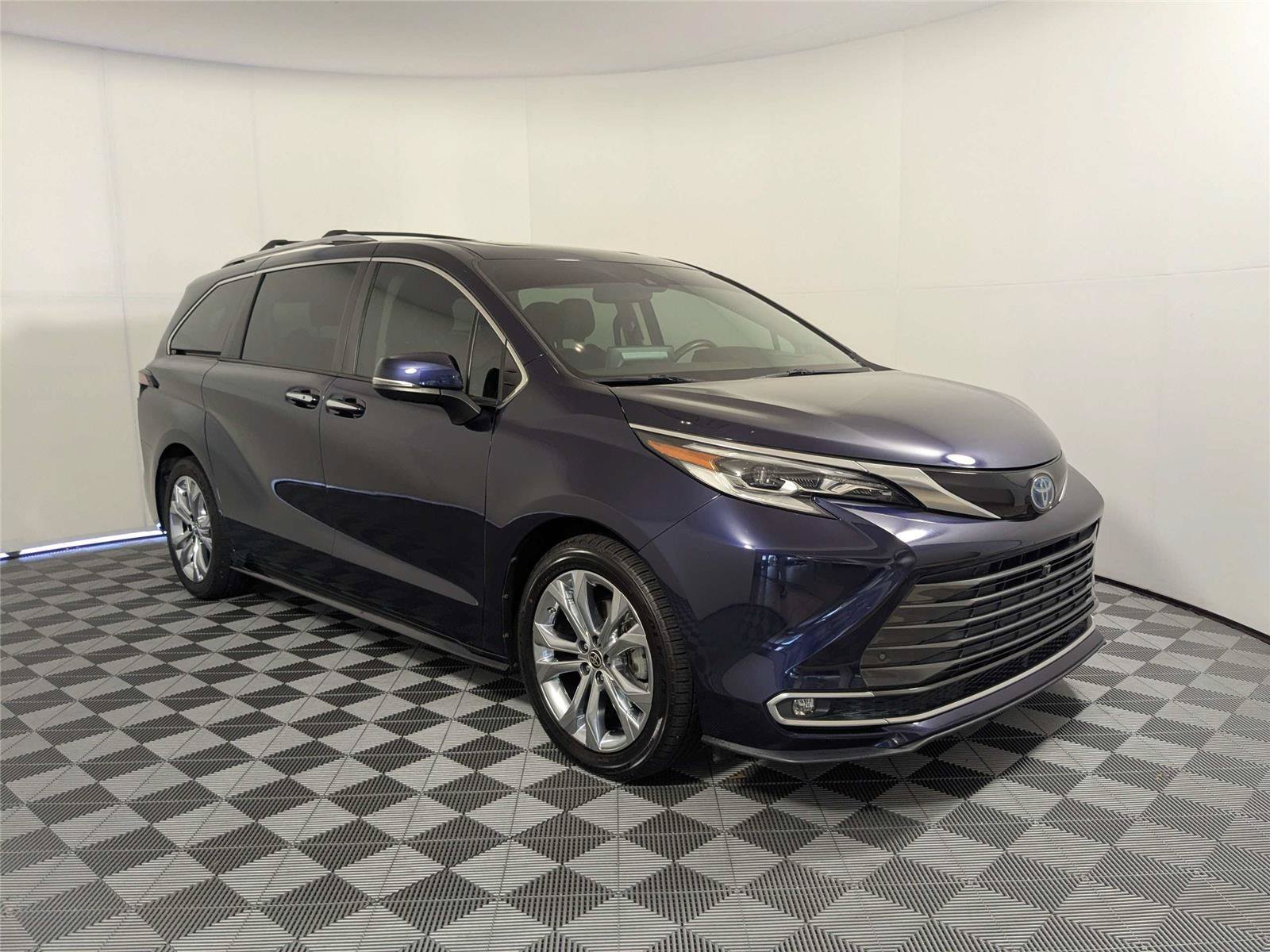 Certified 2022 Toyota Sienna Platinum FWD image 3