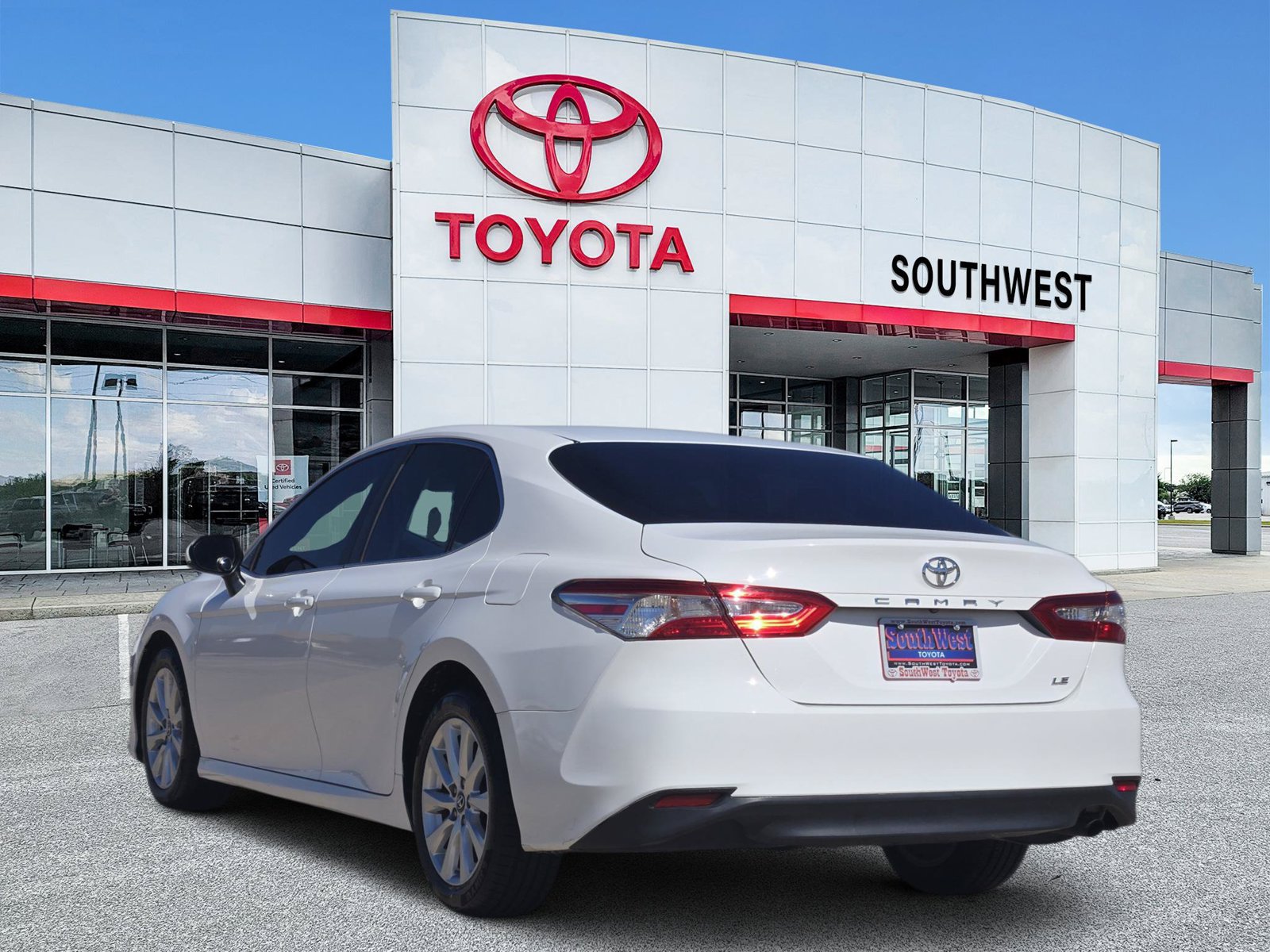 Used 2018 Toyota Camry LE FWD image 4