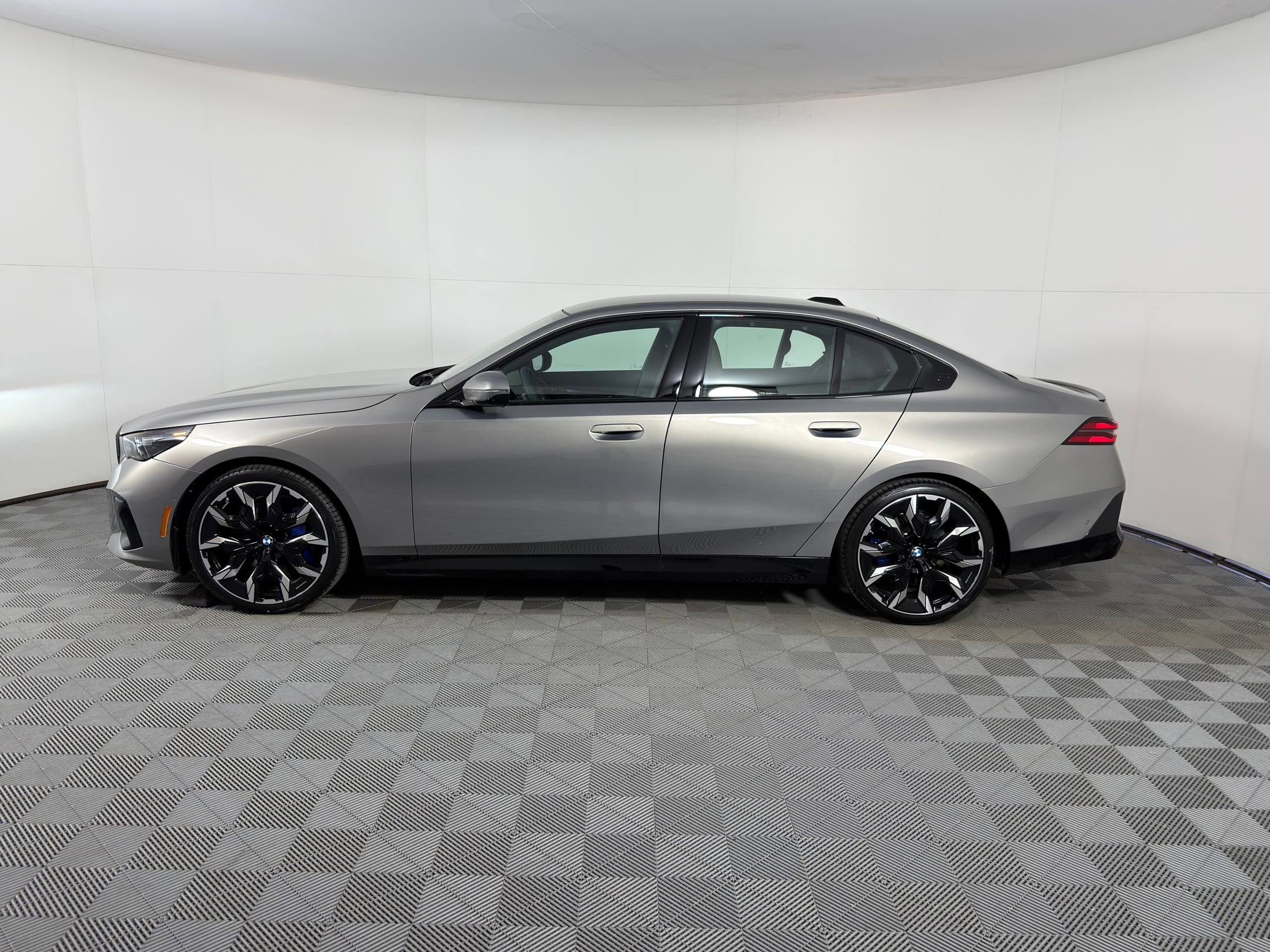 New 2026 BMW 540i xDrive w/ Executive Package image 2