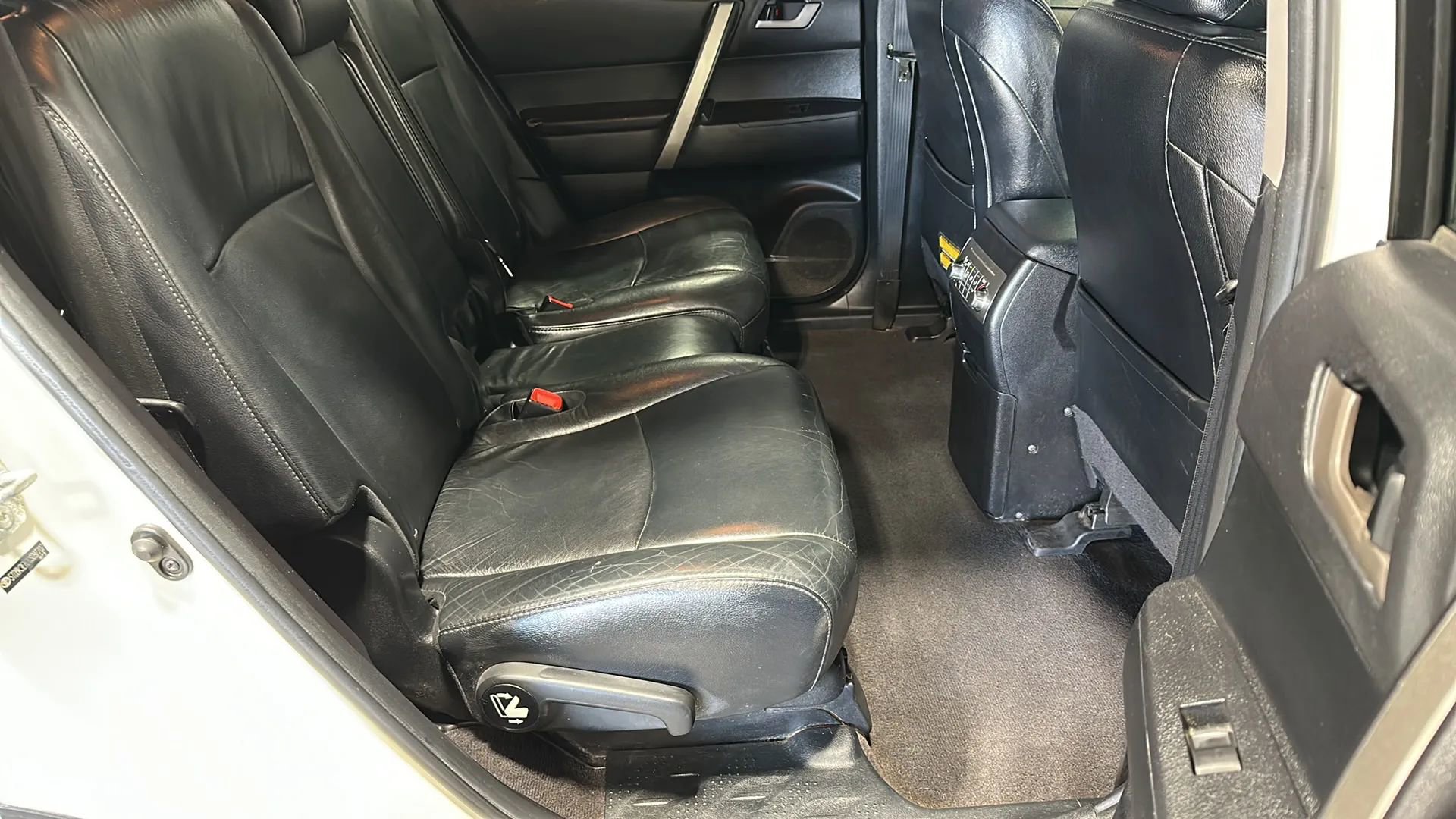 Used 2012 Toyota Highlander SE w/ Tow Pkg image 16