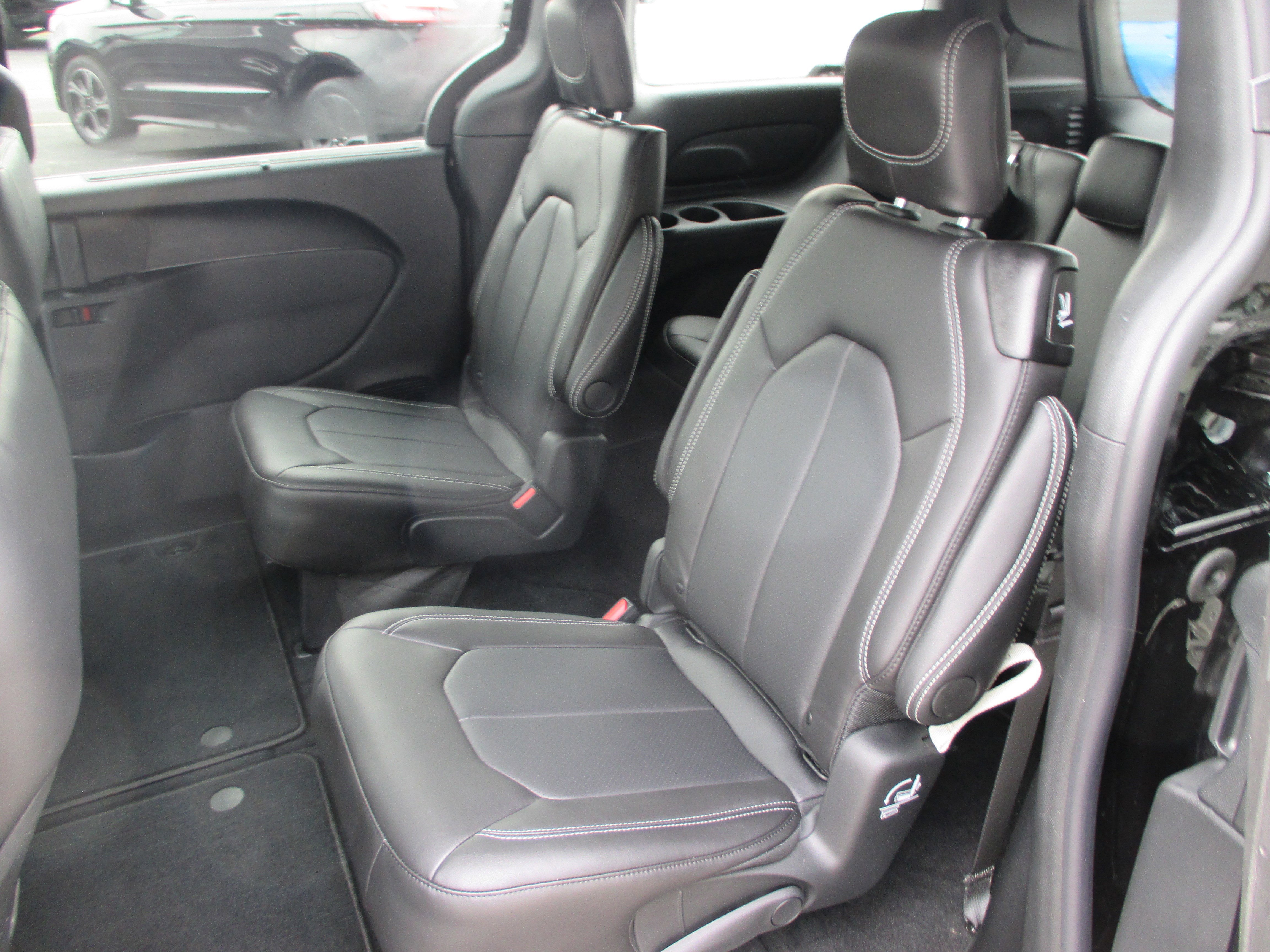 Used 2026 Chrysler Pacifica Select image 13