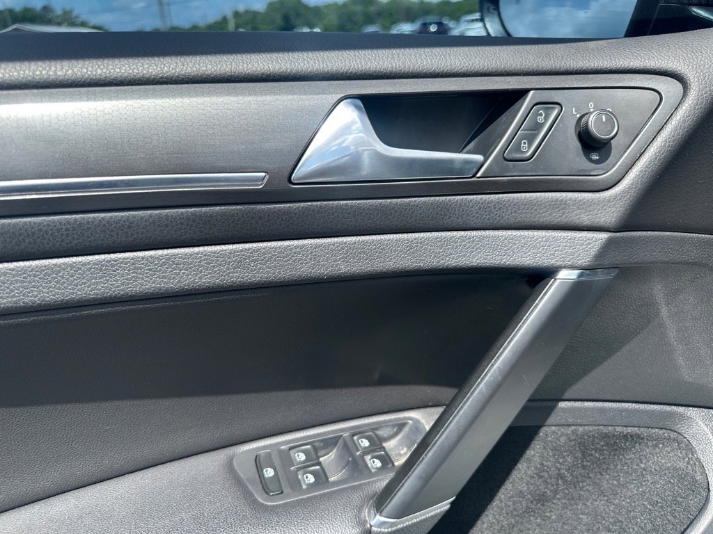 Used 2018 Volkswagen Golf 4-Door image 6