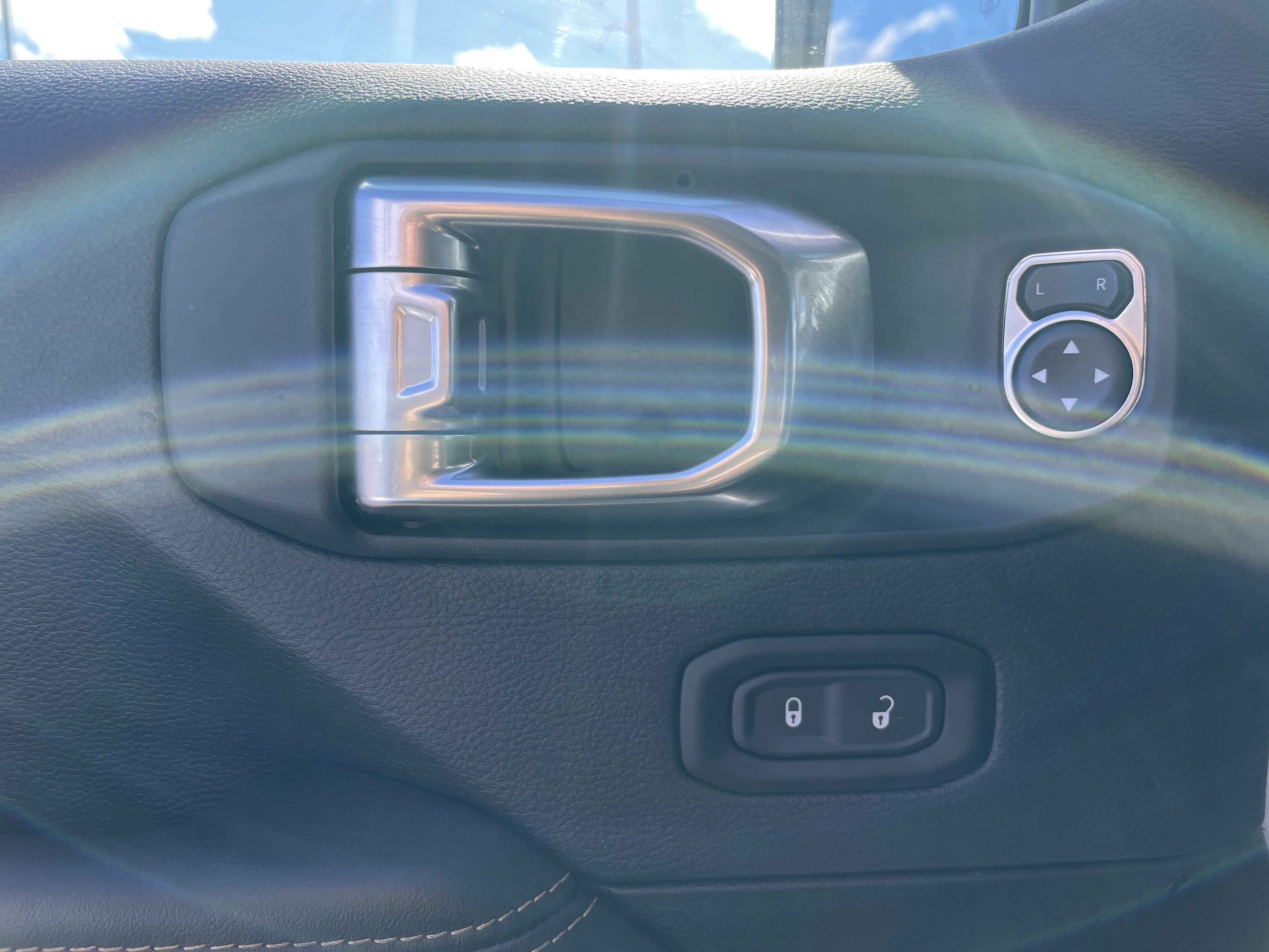 Used 2025 Jeep Wrangler Sahara image 32