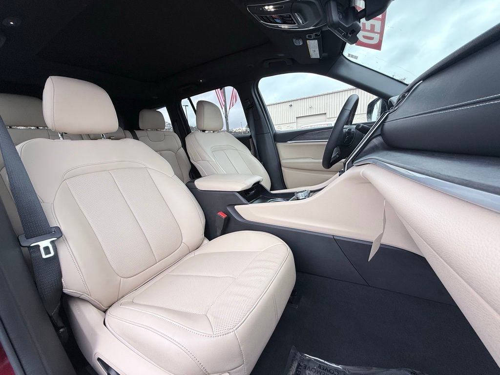 Used 2024 Jeep Grand Cherokee Limited w/ Luxury Tech Group II image 31