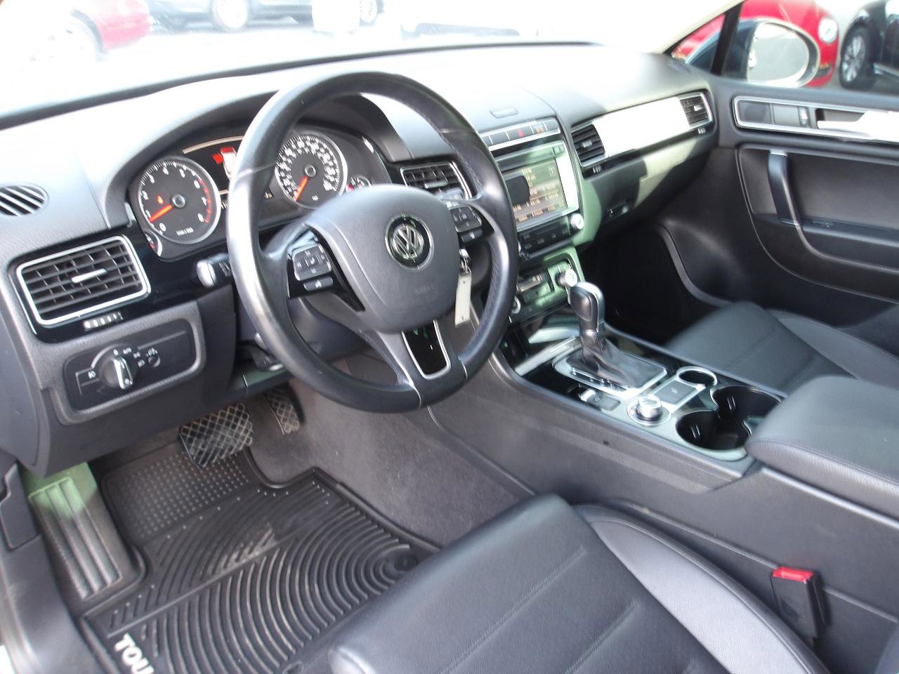 Used 2015 Volkswagen Touareg Sport AWD/4WD image 9