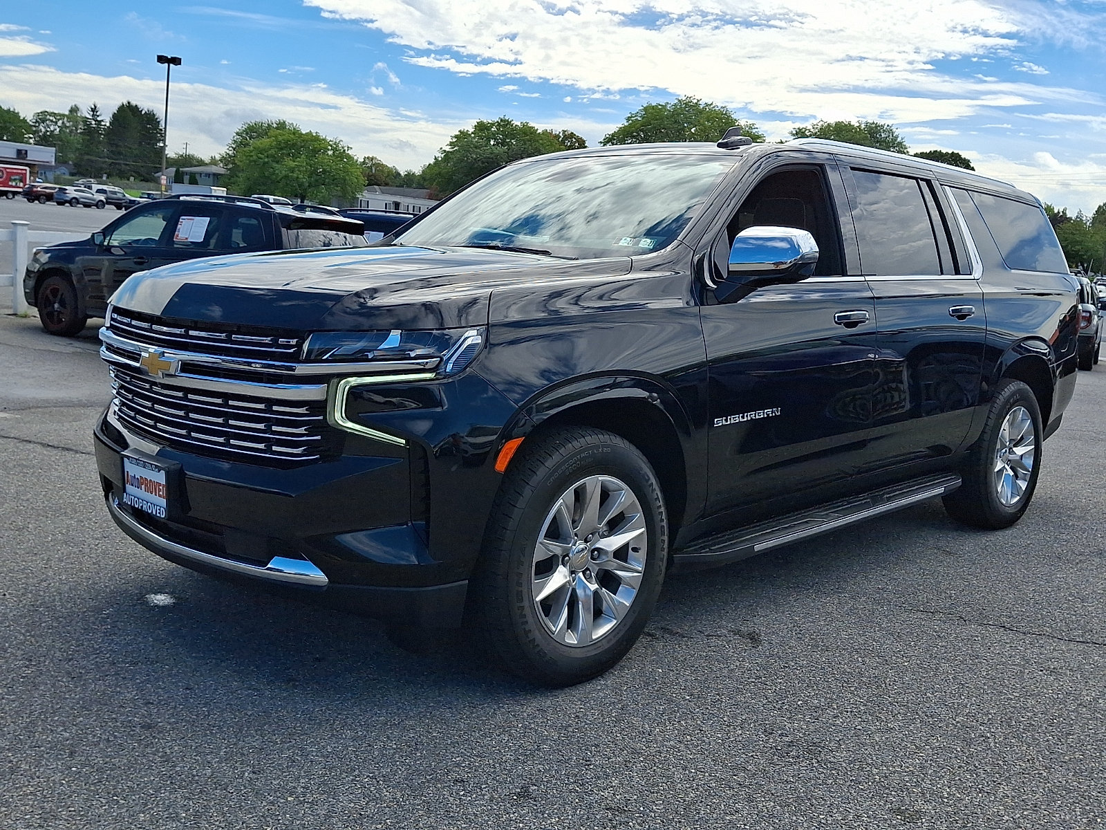 Used 2024 Chevrolet Suburban Premier w/ Premium Package AWD/4WD image 3