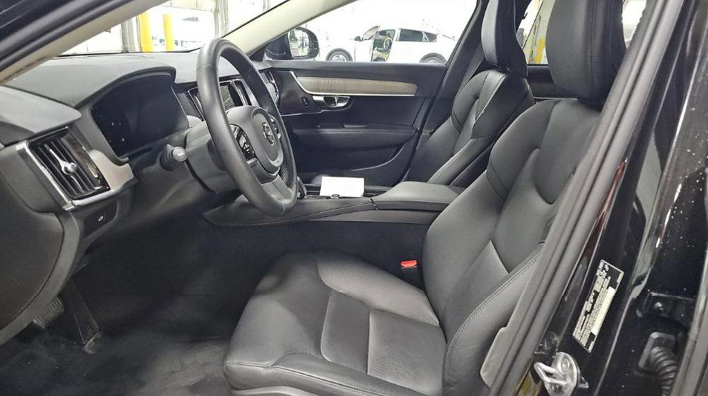 Used 2025 Volvo S90 B6 Plus image 3