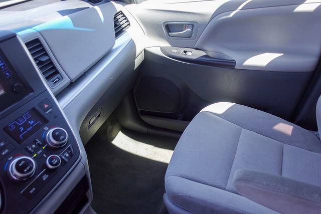Used 2017 Toyota Sienna L FWD image 21