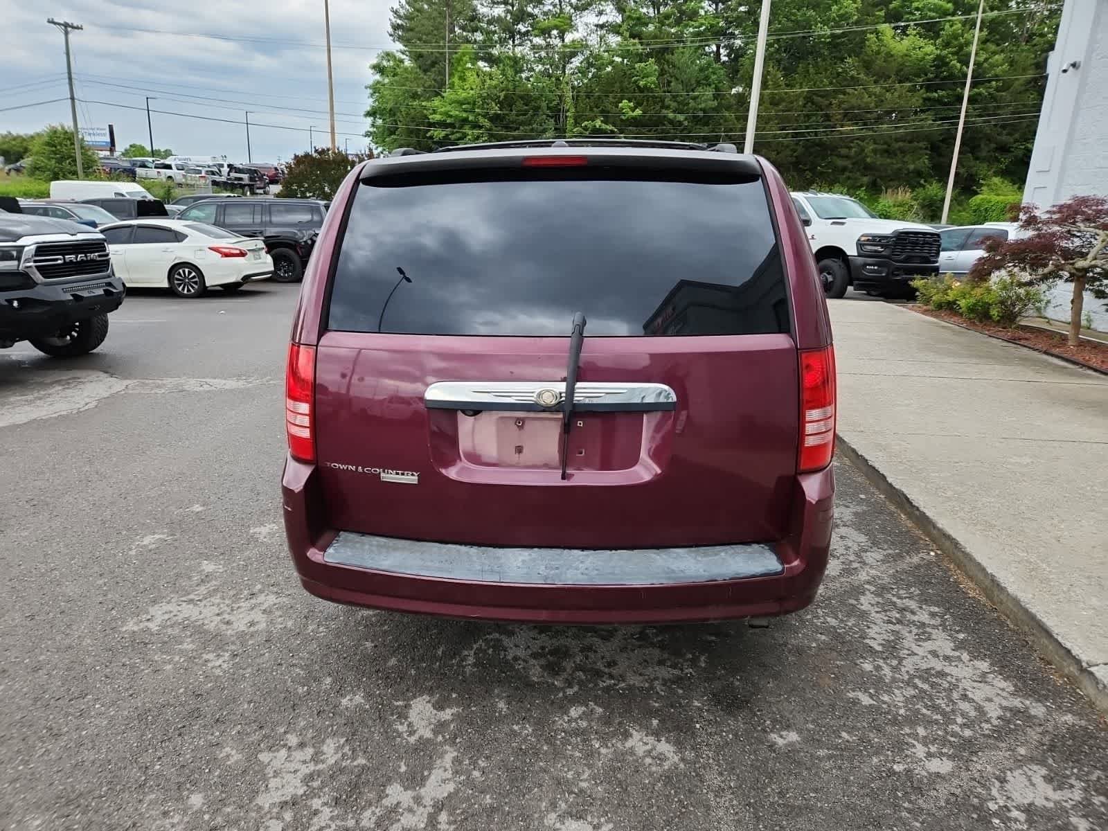 Used 2008 Chrysler Town & Country Touring FWD image 4