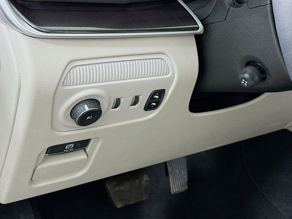 Used 2023 Jeep Wagoneer 4WD w/ Premium Group I image 22