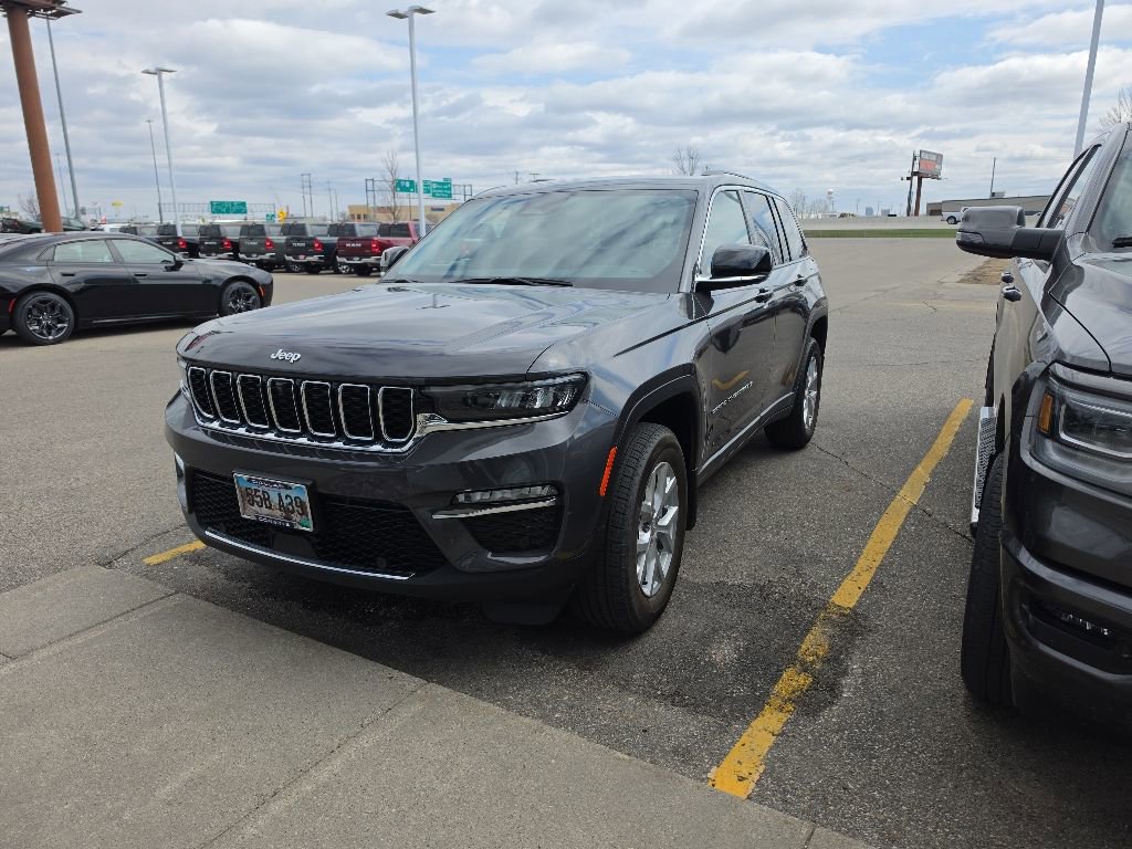 Used 2023 Jeep Grand Cherokee Limited w/ Luxury Tech Group II AWD/4WD image 3