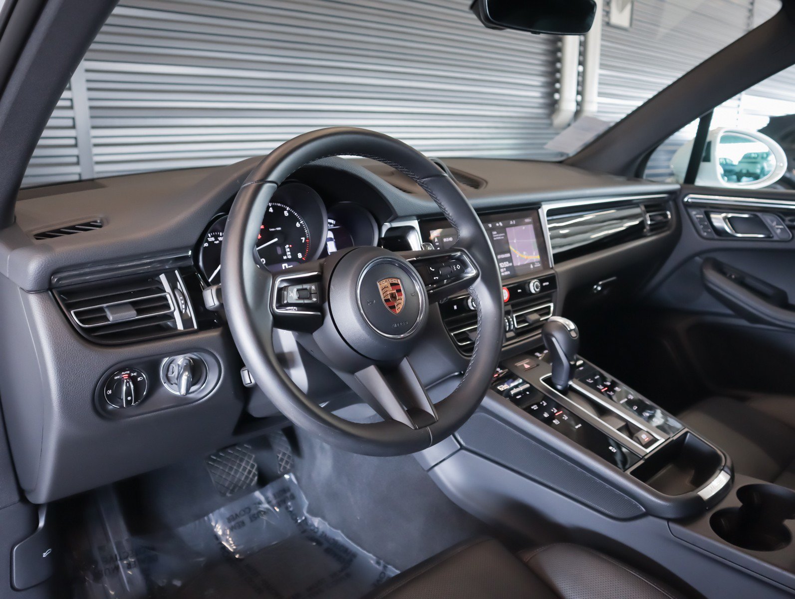 Certified 2026 Porsche Macan AWD/4WD image 4
