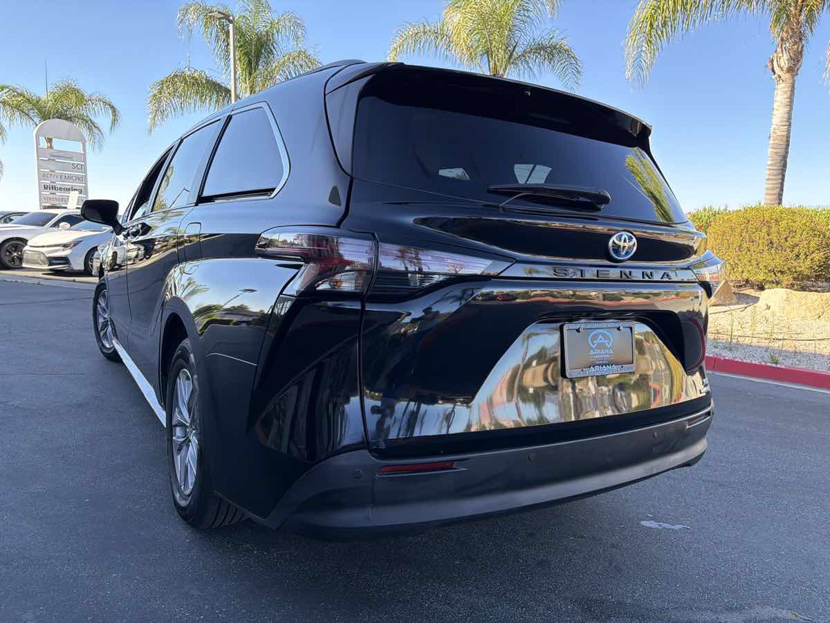 Used 2024 Toyota Sienna XLE FWD image 29