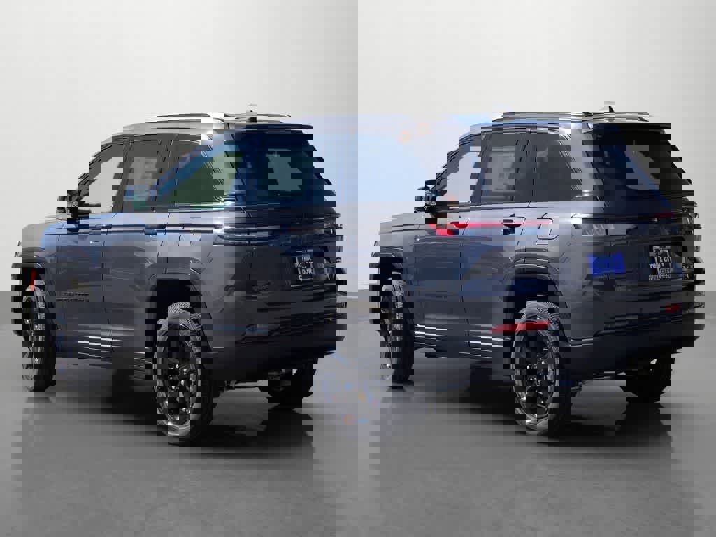 New 2025 Jeep Grand Cherokee Altitude image 4