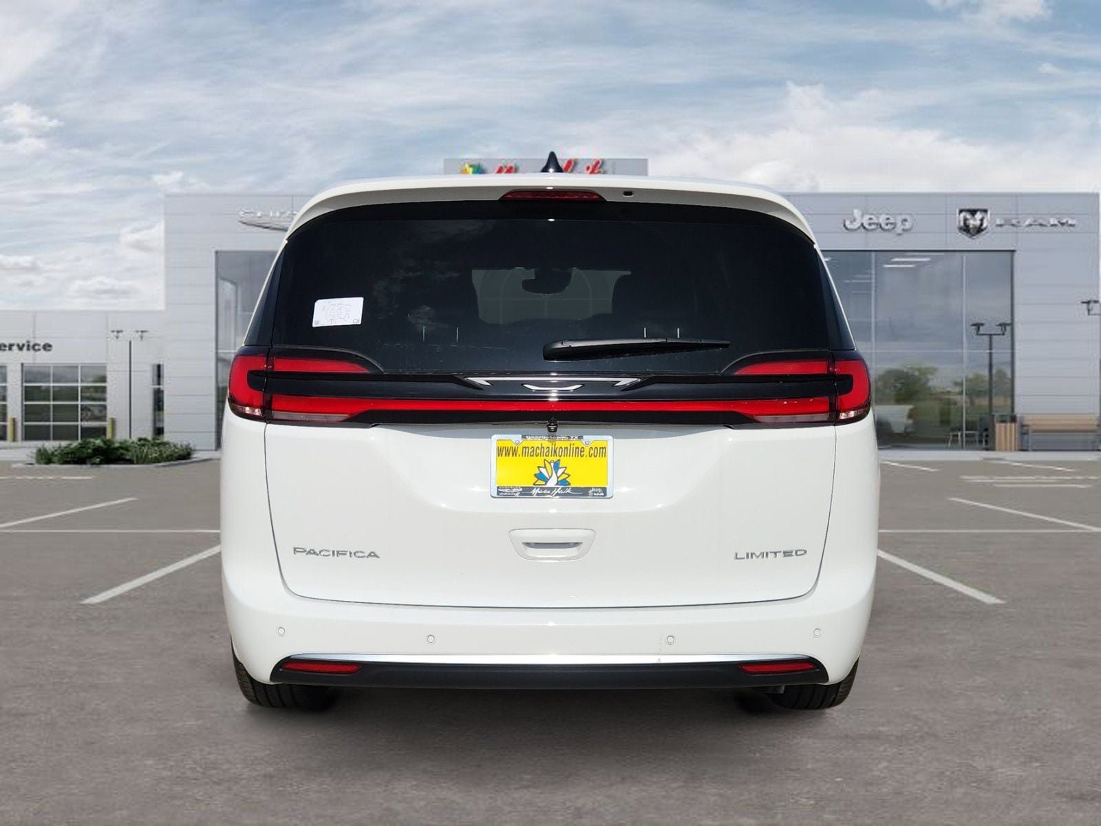 New 2027 Chrysler Pacifica Limited FWD image 4