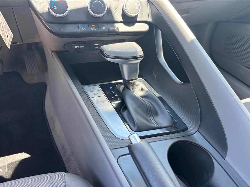Used 2024 Hyundai Elantra SE FWD image 18