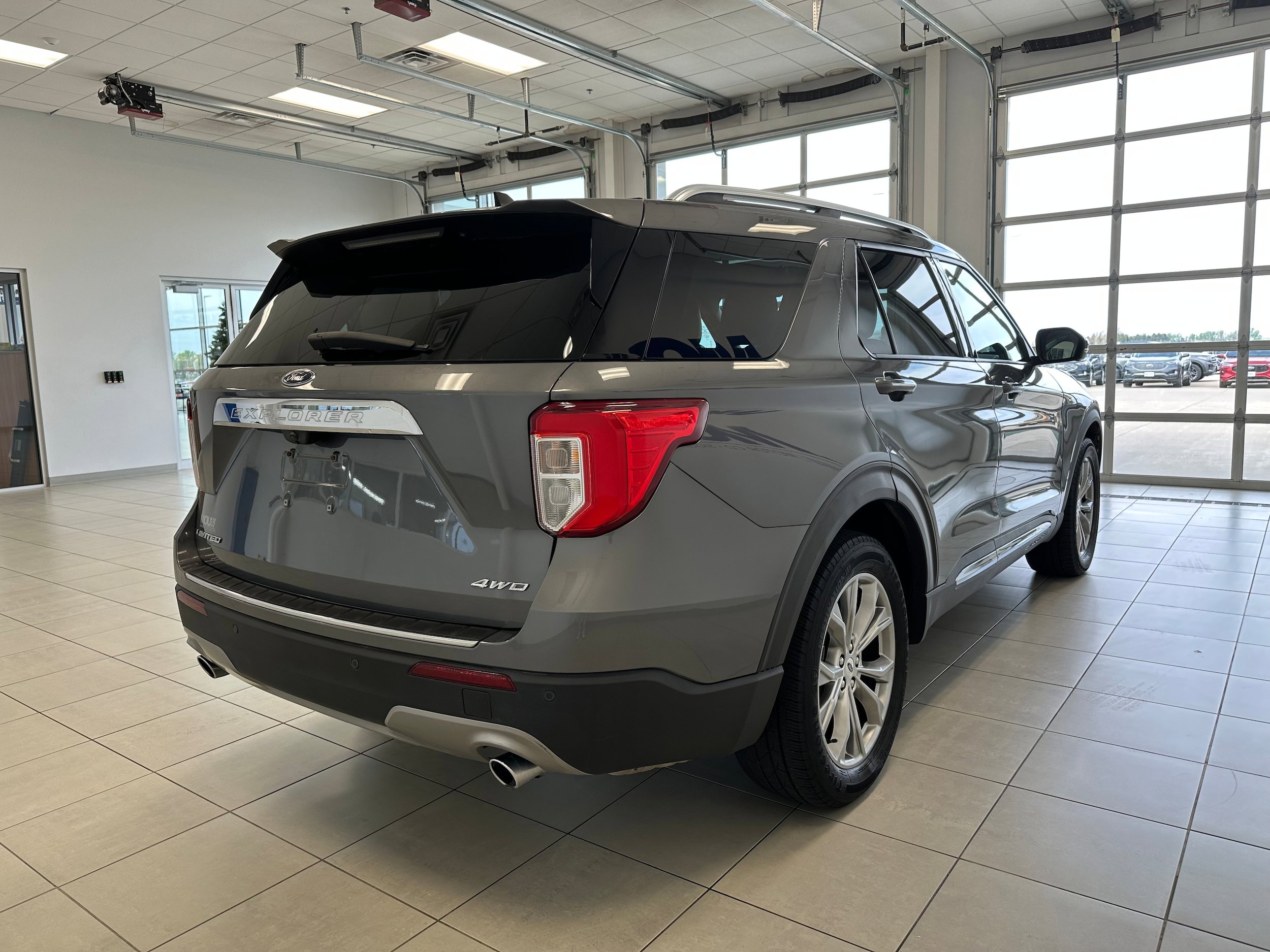 Used 2021 Ford Explorer Limited w/ Equipment Group 301A AWD/4WD image 5
