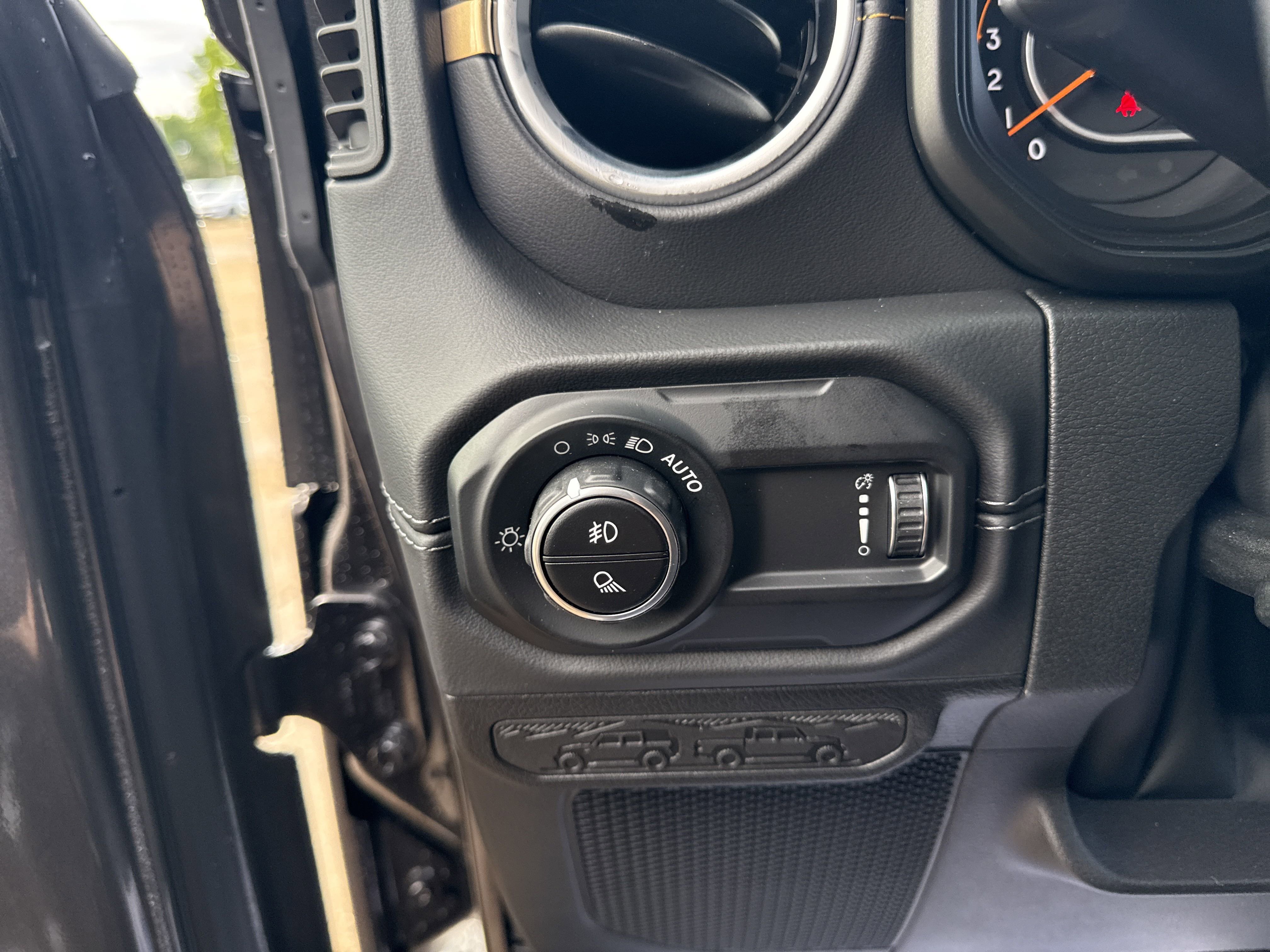 New 2025 Jeep Gladiator Sport w/ Premium Package image 17