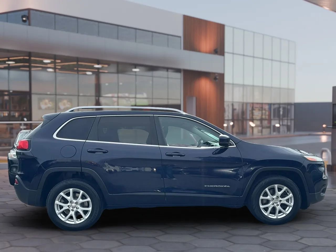 Used 2016 Jeep Cherokee Latitude w/ Comfort/Convenience Group image 4