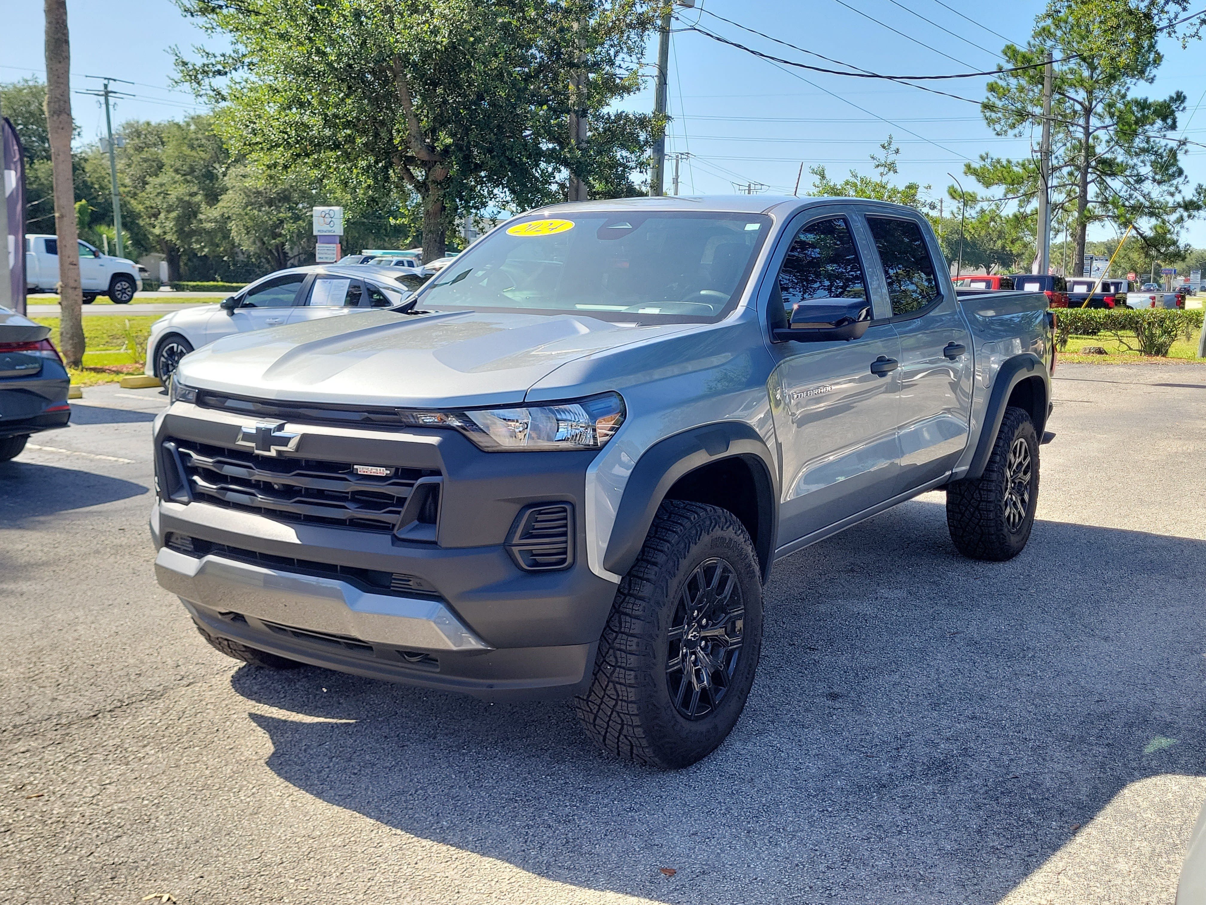 Used 2024 Chevrolet Colorado Trail Boss w/ Technology Package AWD/4WD image 3