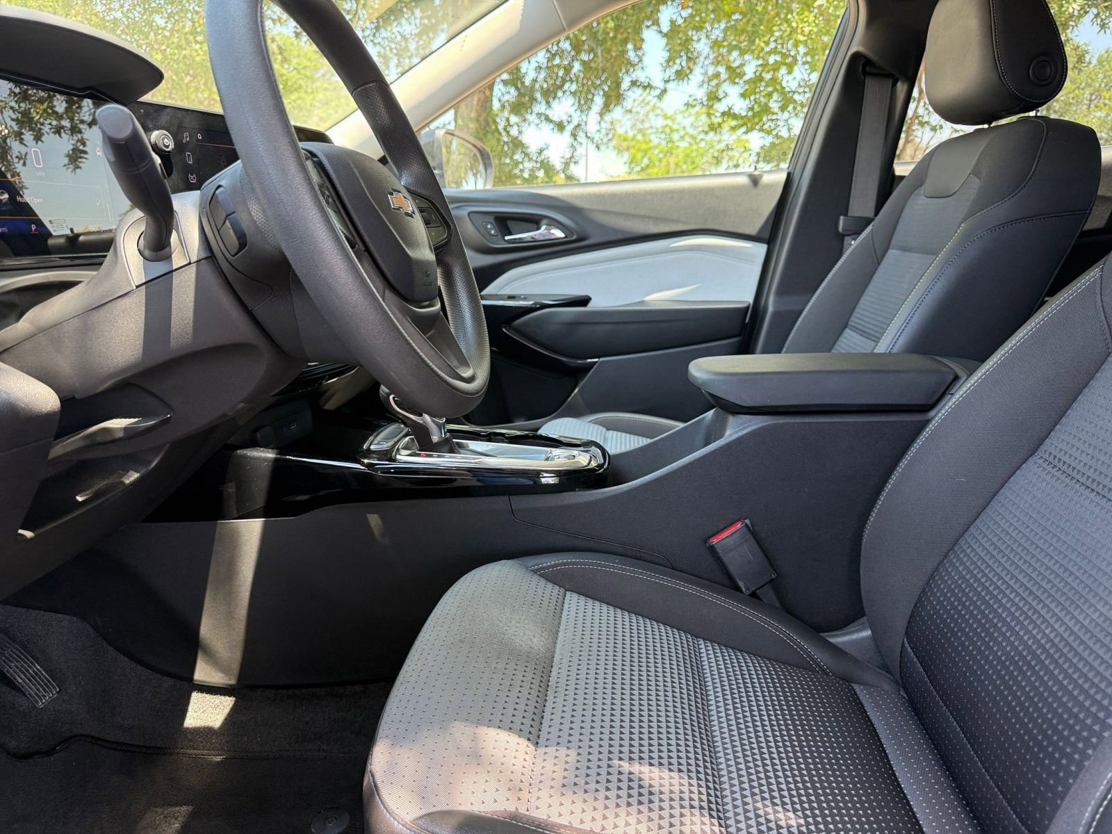 Used 2025 Chevrolet Trax LT FWD image 28