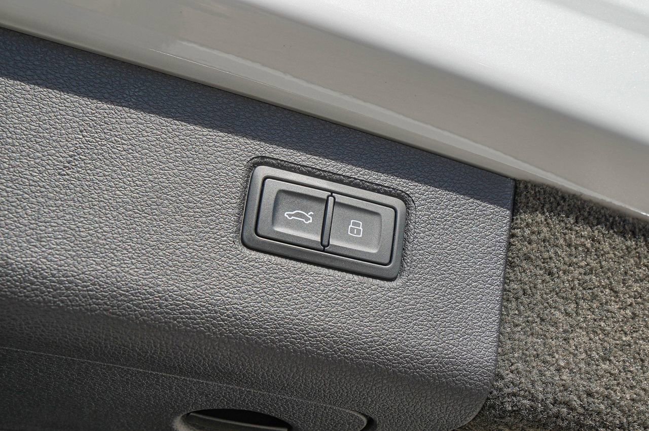 Used 2023 Bentley Bentayga image 44