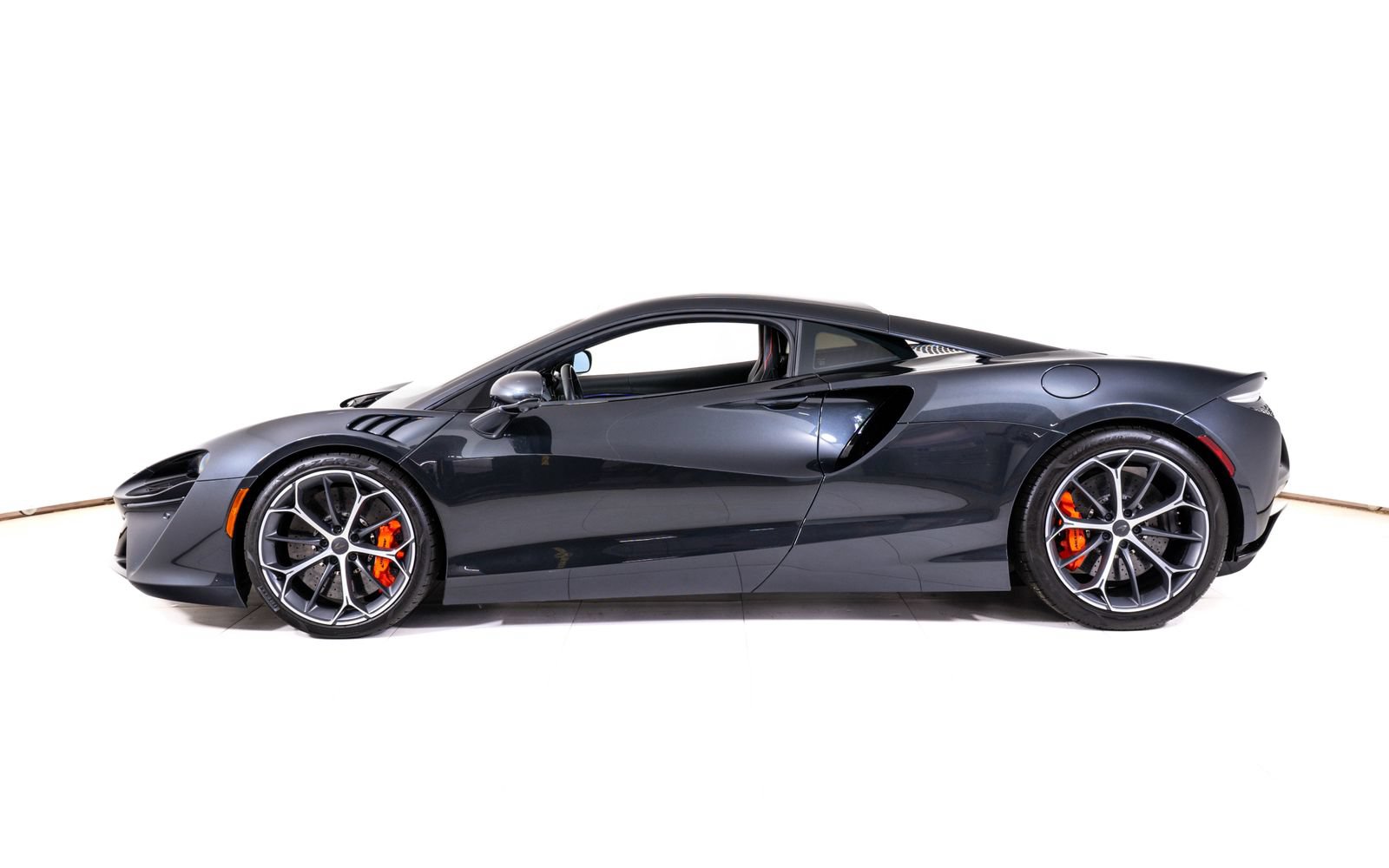 Used 2025 McLaren Artura RWD image 2