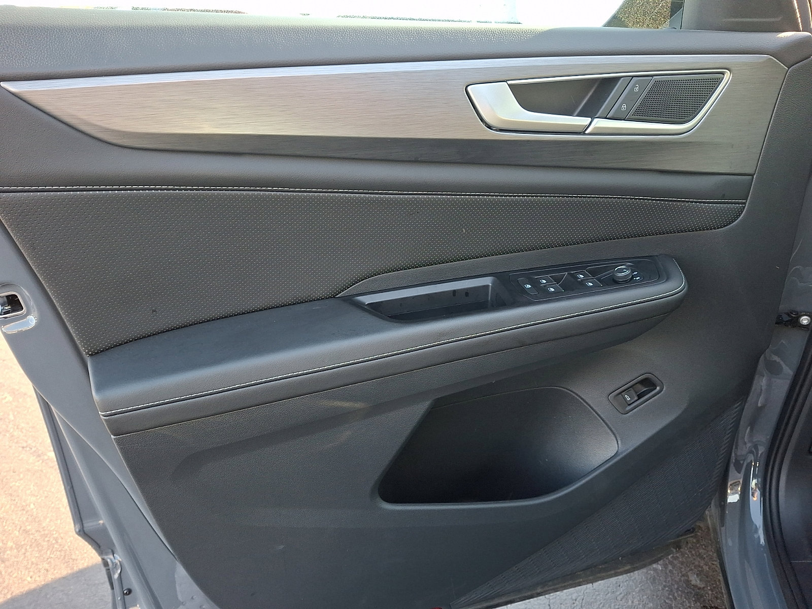 Certified 2025 Volkswagen Atlas Cross Sport SE w/ Panoramic Sunroof Package image 12