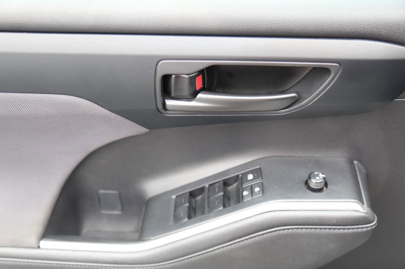 Used 2024 Toyota Highlander LE FWD image 6