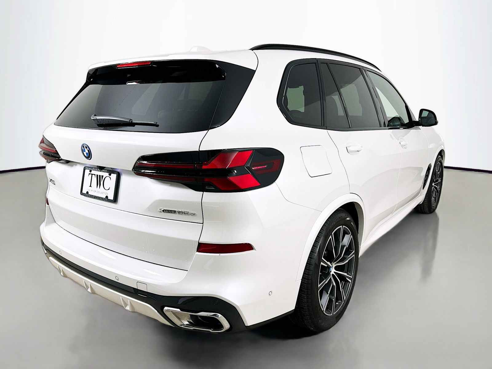 New 2026 BMW X5 xDrive50e w/ M Sport Package AWD/4WD image 5