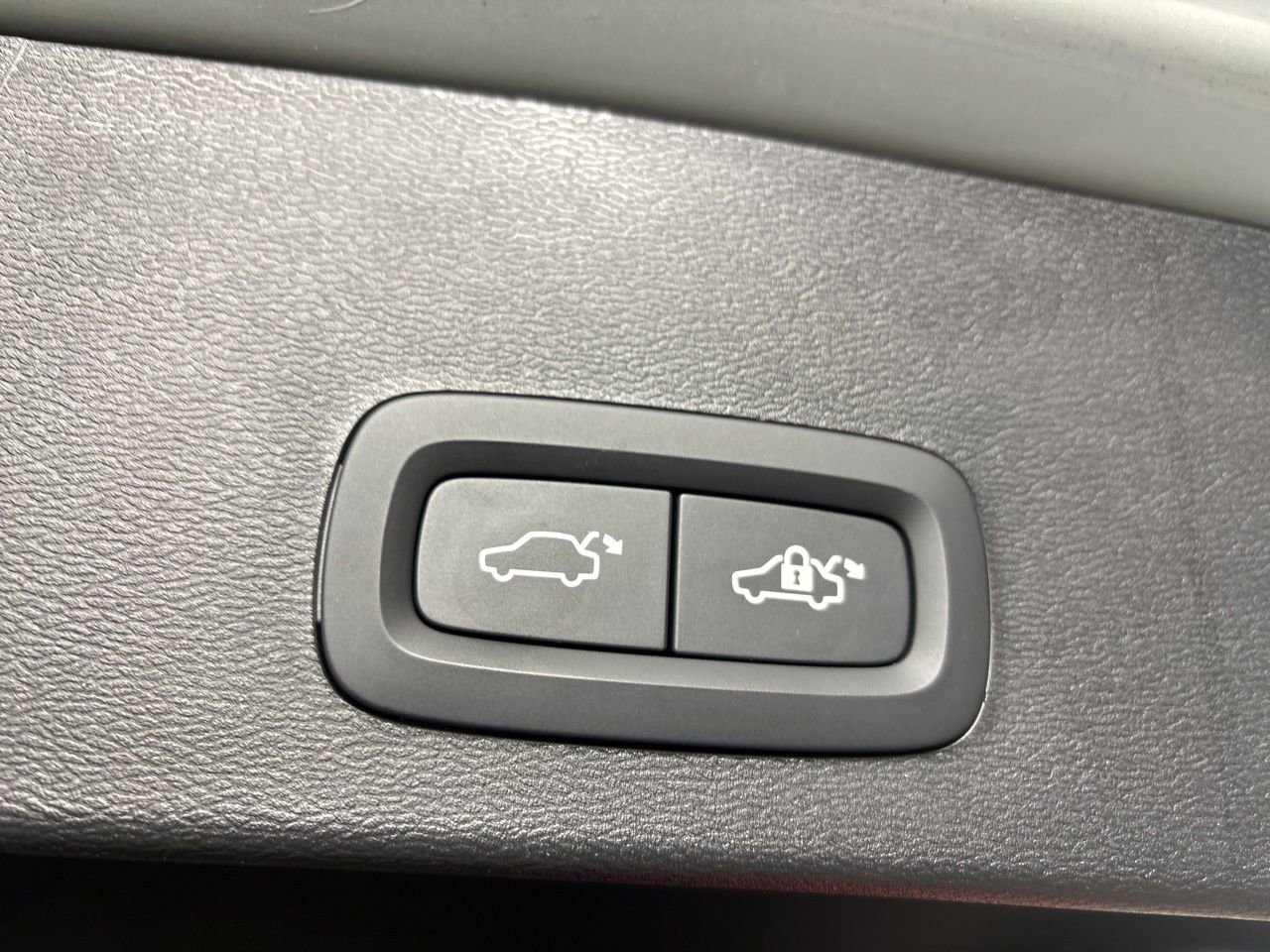 Used 2024 Volvo XC40 B5 Ultimate w/ Protection Package Premier image 23