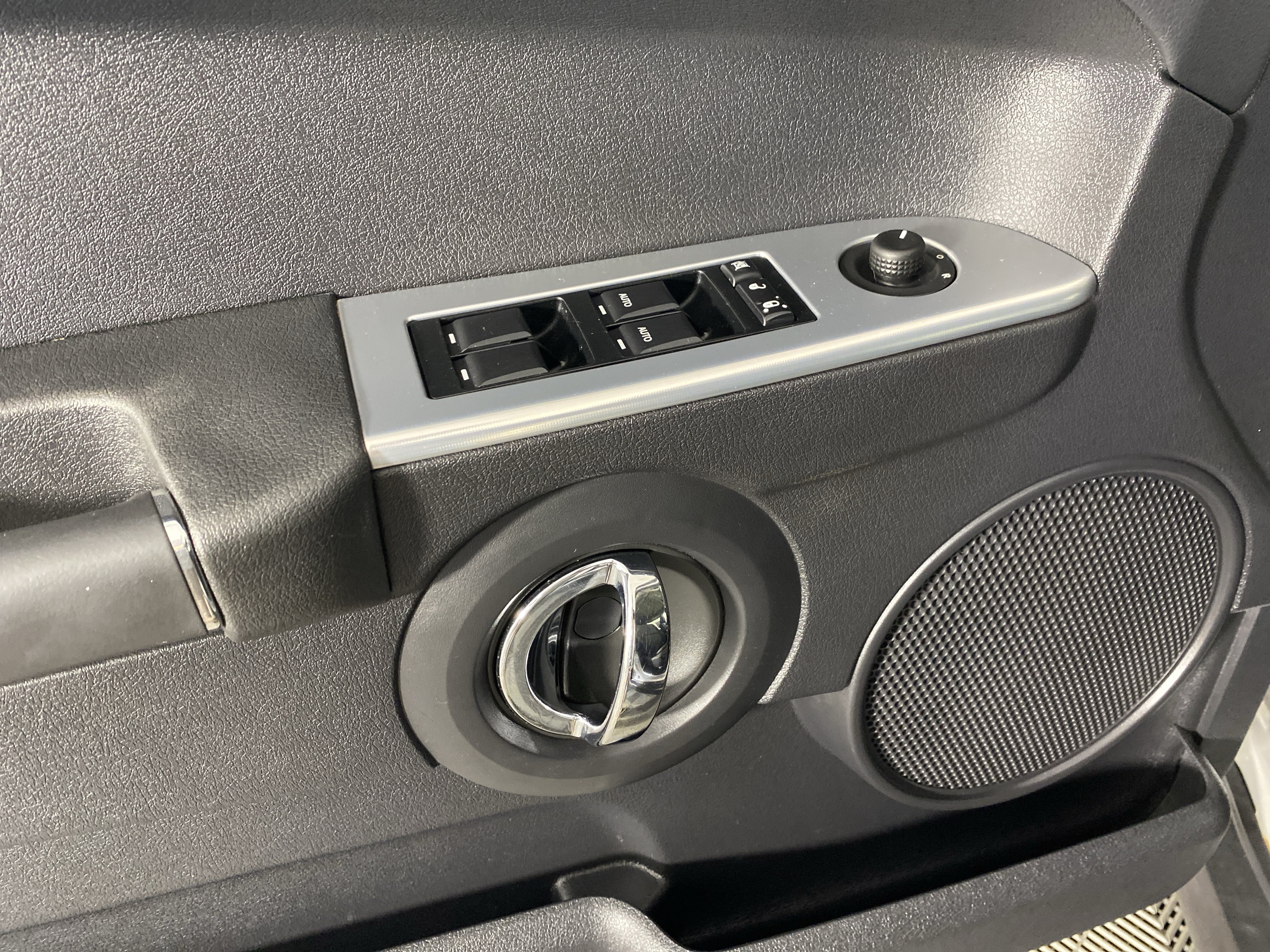 Used 2010 Jeep Commander Sport AWD/4WD image 11